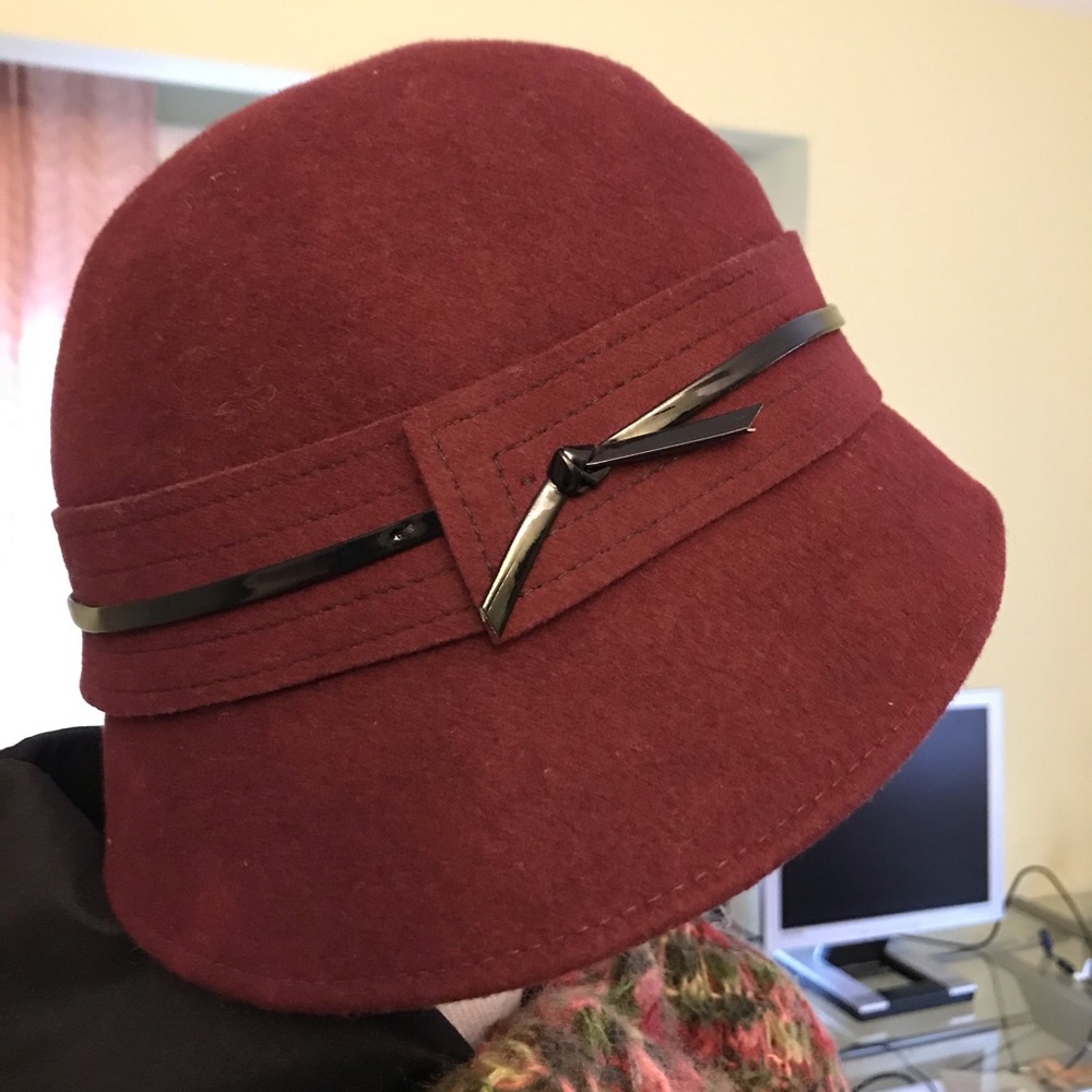 For you, fashion lovers! Beautiful burgundy hat!